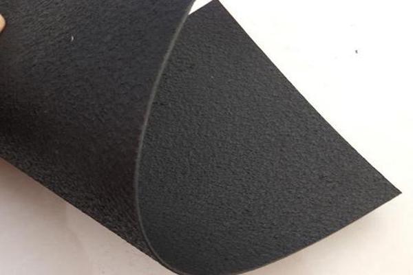 糙面土工膜在水利工程中的應(yīng)用與優(yōu)勢  第1張